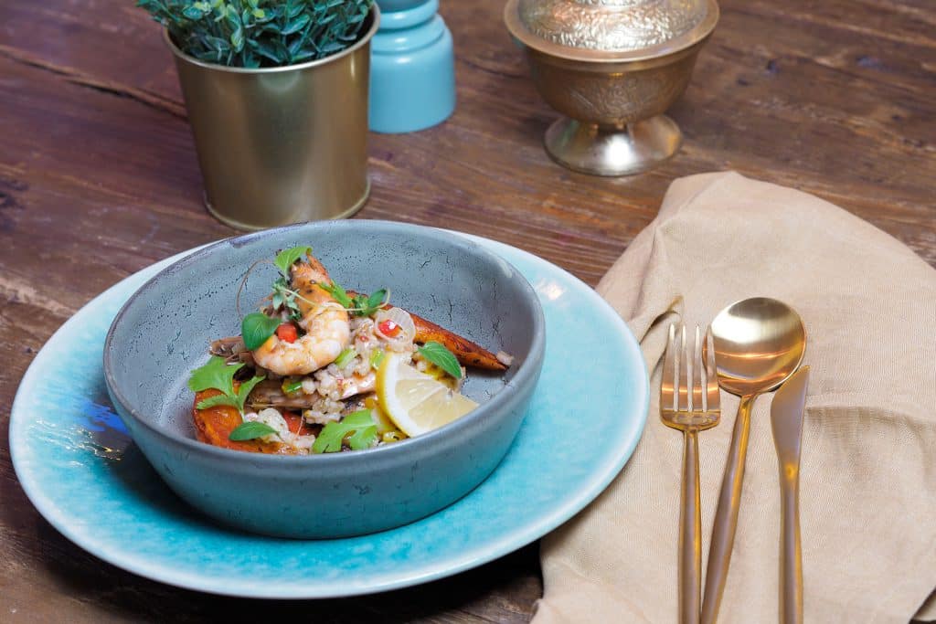 Verschiedene Gerichte von White Panther – kreative Rezepte mit hochwertigen Zutaten wie Gebirgsgarnelen, Hochlandrind und frischen Kräutern, perfekt für kulinarische Genüsse