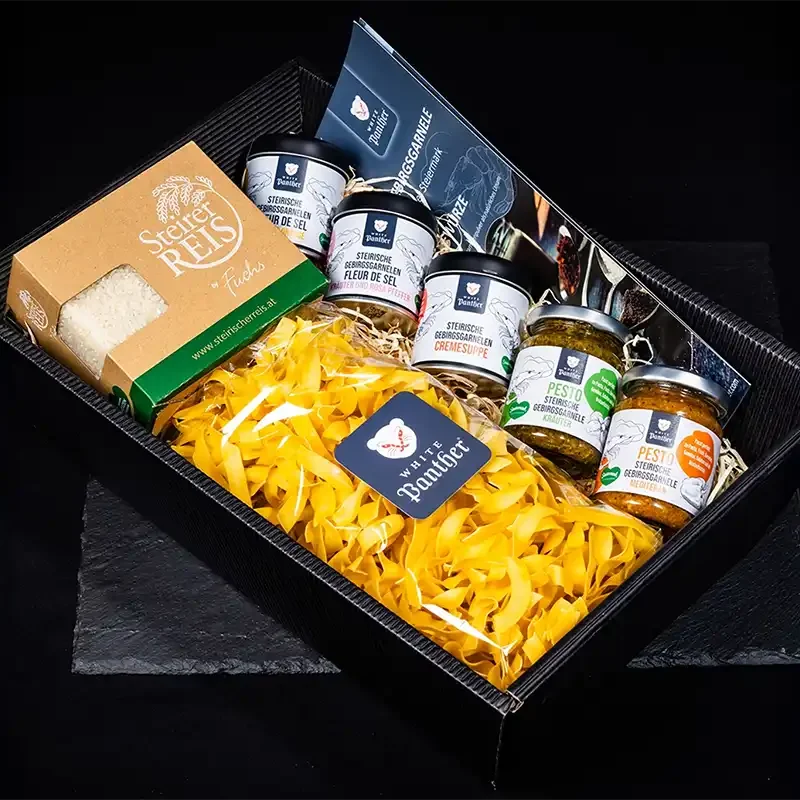 Stilvolle Geschenkbox von White Panther – hochwertig verpackte Delikatessen als exklusives Präsent